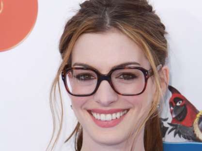 Anne Hathaway carried tequila to Oscar ceremony - News Nation English