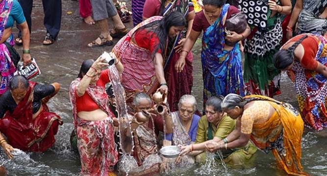 Kumbh Mela Thousands Take Holy Dip During First Shahi Snan News Nation English 