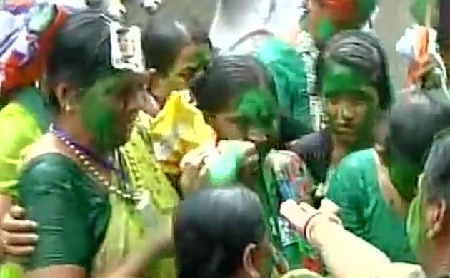 West Bengal Assembly Election Results 2016: Celebrations outside Mamata Banerjee's residence after early trends show her leading