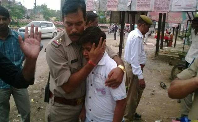 Police officer not only comforted the child but also paid challan from his pocket, read on