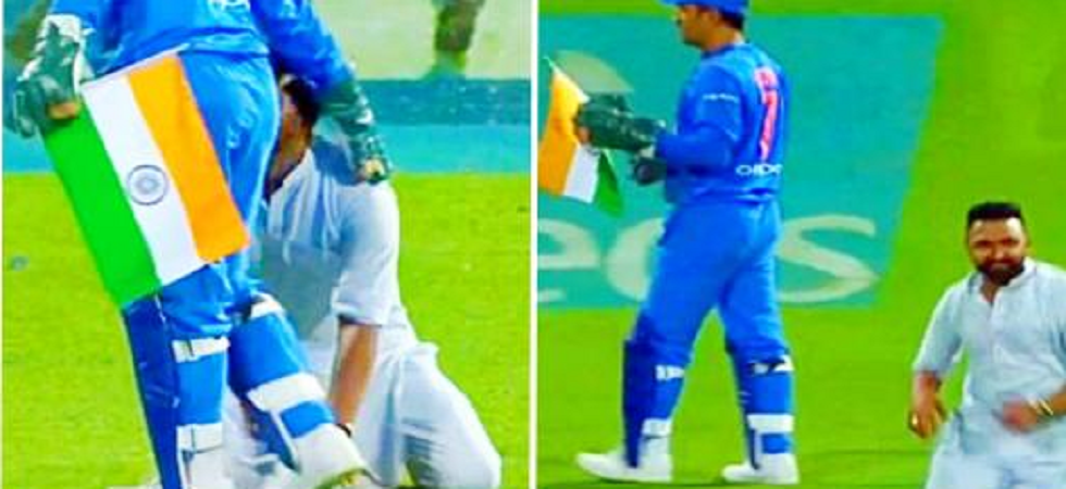 Ms Dhoni Shows His Respect For Indian National Flag Fans Cant Stop Praising Him News Nation 9446