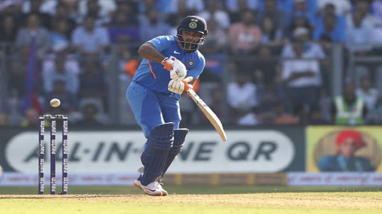 Dhoni always there to help but doesn't offer complete solutions: Pant