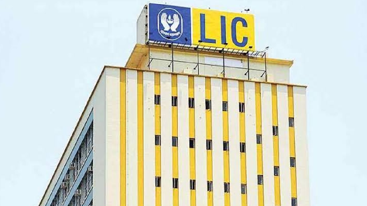 LIC Employees' Unions Threaten To Go On Strike Against Centre's Disinvestment Plan
