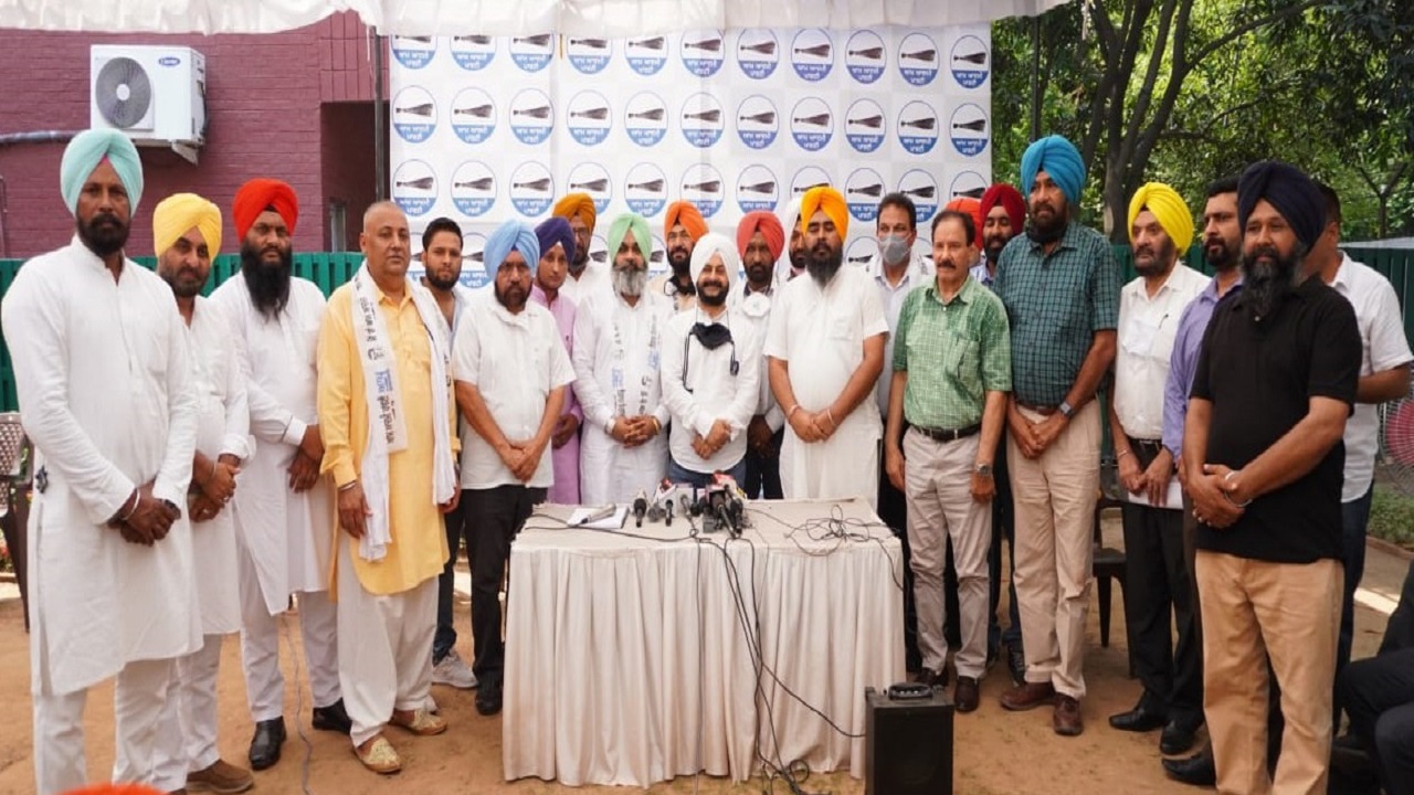 Prominent sportspersons from Punjab join Aam Aadmi Party